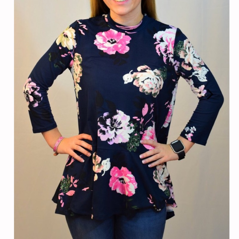 Flowy Navy Peplum Floral Top 💐🌷